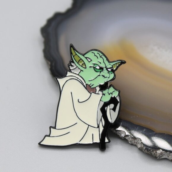 Jewelry pin brooch Star Wars Master Yoda Darth Vader fashion new - Picture 1 of 5